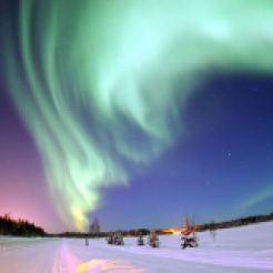 Kutup ışıkları veya Aurora Borealis, Kutup bölgelerinde gökyüzünde görülen, dünyanın manyetik alanı ile Güneş'ten gelen yüklü parçacıkların etkileşimi sonucu ortaya çıkan doğal ışımalardır.